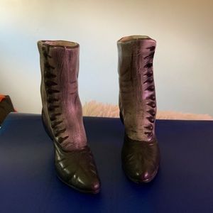 Old Fashion Ladies Button  Boot Vases Hallmark FR